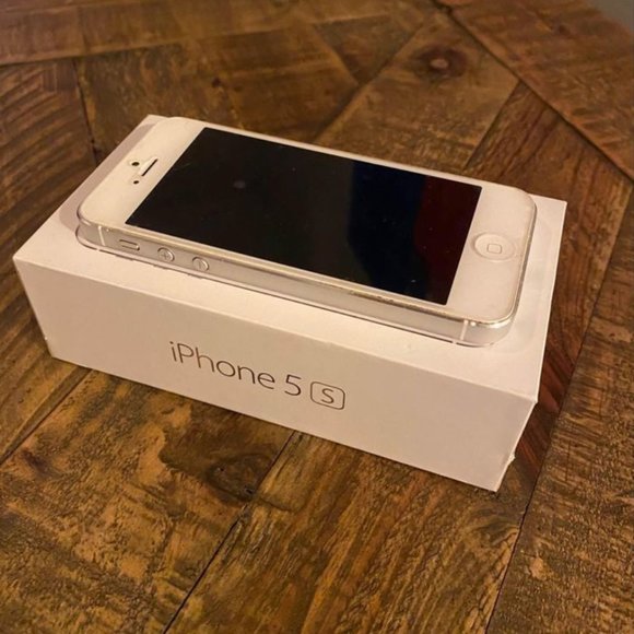 (2) iPhones: (1) Silver 5s, & (1) Rose Gold 9 - Picture 3 of 6